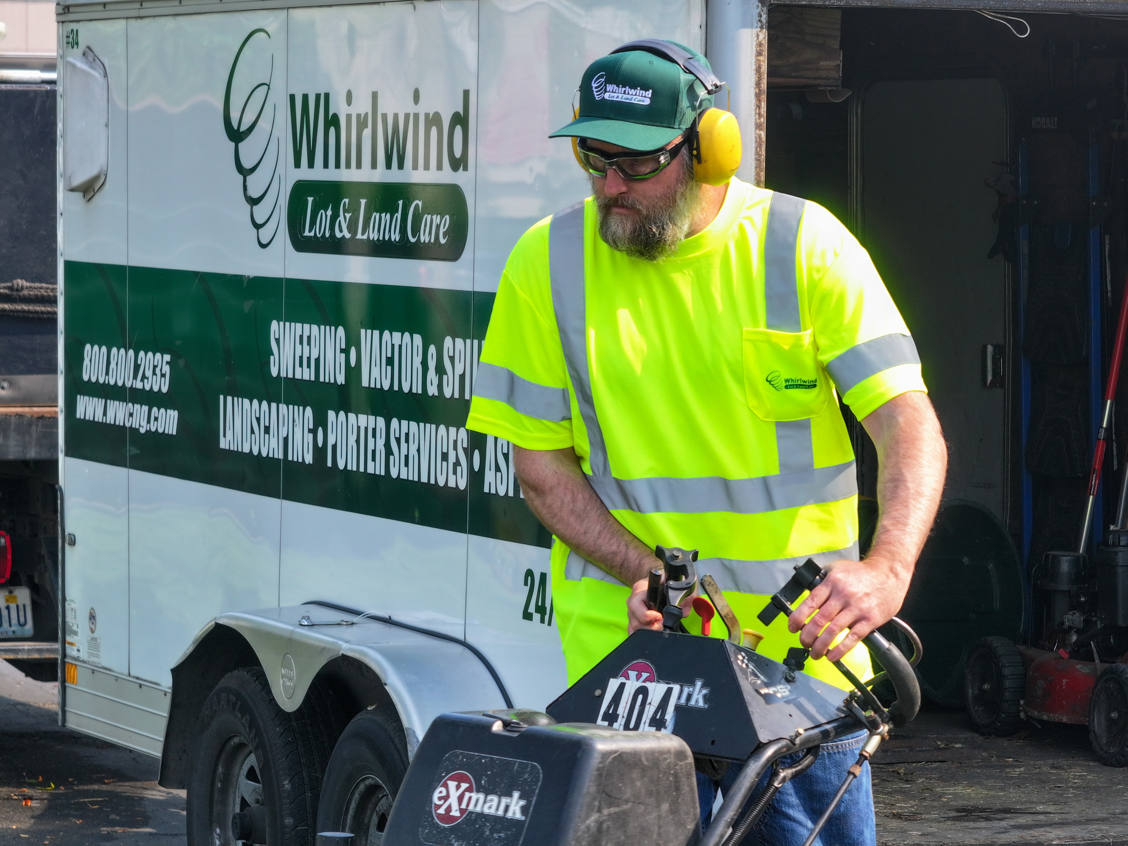 Commercial landscaping tree-pruning service